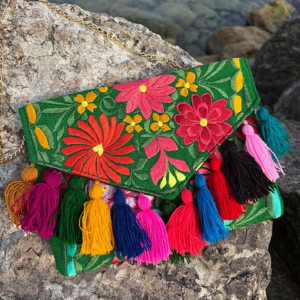 Pochette con ricami in filo di seta con tracolla in catena rimovibile