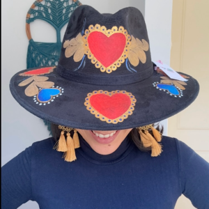 Cappello scamosciato dipinto a mano