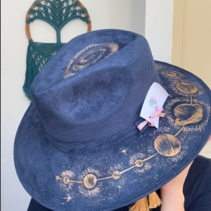 Cappello scamosciato dipinto a mano