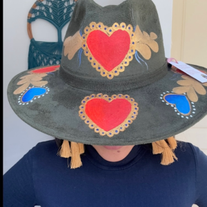 Cappello scamosciato dipinto a mano