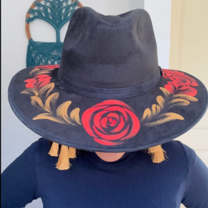 Cappello scamosciato dipinto a mano