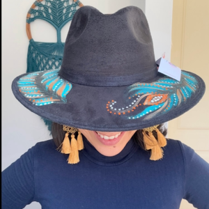 Cappello scamosciato dipinto a mano