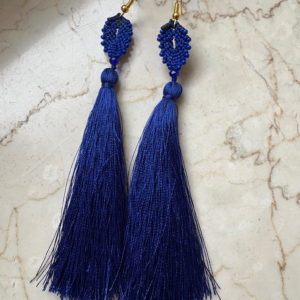 Orecchini con perline e nappine in filo di seta fatti a mano