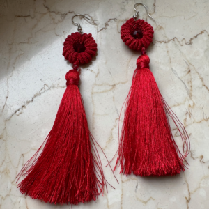 Orecchini con perline e nappine in filo di seta fatti a mano