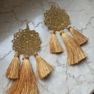 Orecchini con perline e nappine in filo di seta fatti a mano