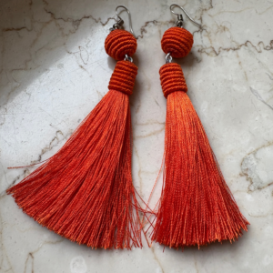 Orecchini con perline e nappine in filo di seta fatti a mano