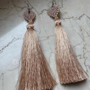 Orecchini con perline e nappine in filo di seta fatti a mano