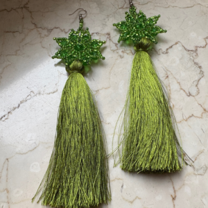 Orecchini con perline e nappine in filo di seta fatti a mano