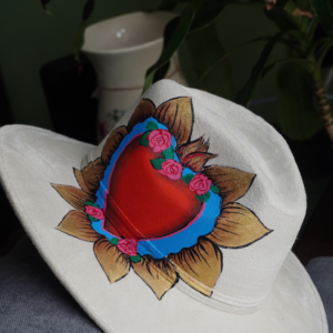 Cappello scamosciato dipinto a mano