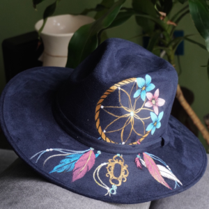 Cappello scamosciato dipinto a mano