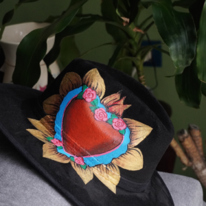 Cappello scamosciato dipinto a mano