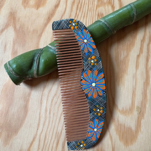 Pettine in legno dipinto a mano