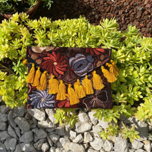Pochette con ricami in filo di seta con tracolla rimovibile