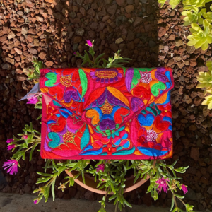 Pochette con ricami in filo di seta con tracolla rimovibile