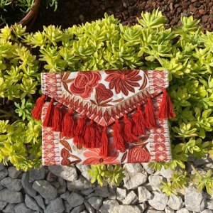 Pochette con ricami in filo di seta con tracolla rimovibile