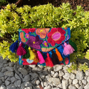 Pochette con ricami in filo di seta con tracolla rimovibile