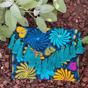 Pochette con ricami in filo di seta con tracolla rimovibile