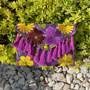 Pochette con ricami in filo di seta con tracolla rimovibile