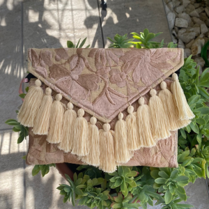 Pochette con ricami in filo di seta con tracolla rimovibile