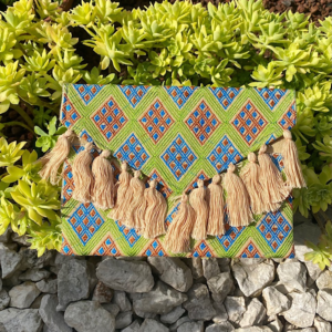 Pochette con ricami in filo di seta con tracolla rimovibile