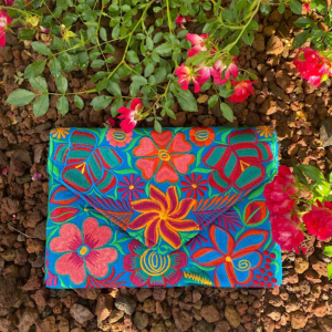 Pochette con ricami in filo di seta con tracolla rimovibile