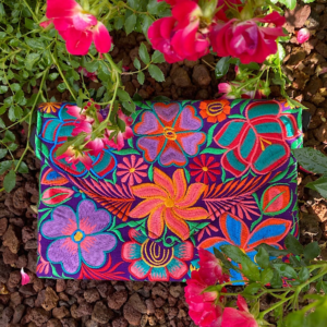 Pochette con ricami in filo di seta con tracolla rimovibile
