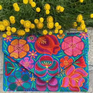 Pochette con ricami in filo di seta con tracolla rimovibile