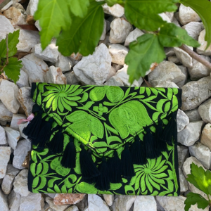 Pochette con ricami in filo di seta con tracolla rimovibile