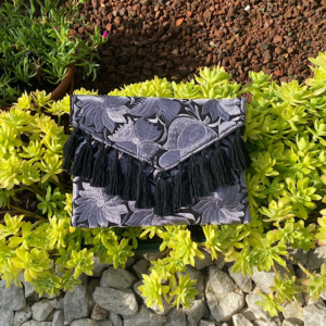 Pochette con ricami in filo di seta con tracolla rimovibile