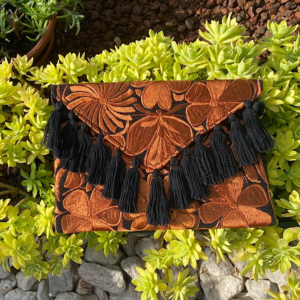Pochette con ricami in filo di seta con tracolla rimovibile