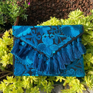 Pochette con ricami in filo di seta con tracolla rimovibile