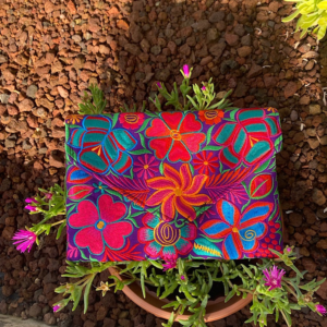 Pochette con ricami in filo di seta con tracolla rimovibile