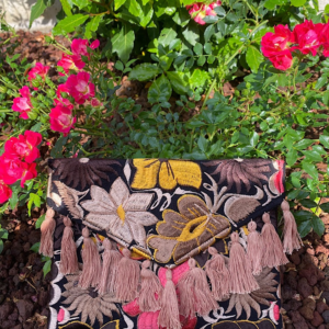 Pochette con ricami in filo di seta con tracolla rimovibile
