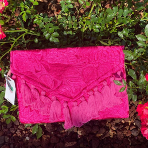 Pochette con ricami in filo di seta con tracolla rimovibile
