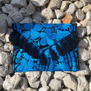 Pochette con ricami in filo di seta con tracolla rimovibile