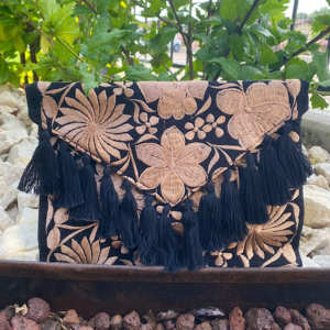 Pochette con ricami in filo di seta con tracolla rimovibile