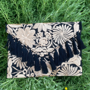 Pochette con ricami in filo di seta con tracolla rimovibile