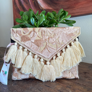 Pochette con ricami in filo di seta con tracolla rimovibile