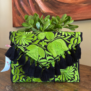 Pochette con ricami in filo di seta con tracolla rimovibile