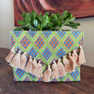Pochette con ricami in filo di seta con tracolla rimovibile