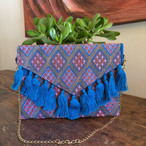 Pochette con ricami in filo di seta con tracolla rimovibile