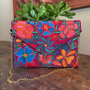 Pochette con ricami in filo di seta con tracolla rimovibile