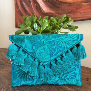 Pochette con ricami in filo di seta con tracolla rimovibile