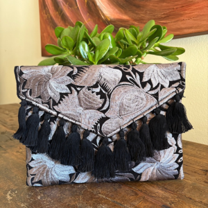 Pochette con ricami in filo di seta con tracolla rimovibile