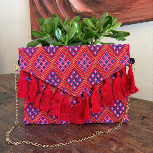 Pochette con ricami in filo di seta con tracolla rimovibile