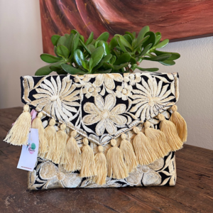 Pochette con ricami in filo di seta con tracolla rimovibile
