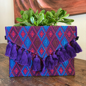 Pochette con ricami in filo di seta con tracolla rimovibile