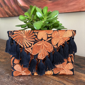 Pochette con ricami in filo di seta con tracolla rimovibile