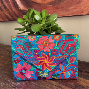 Pochette con ricami in filo di seta con tracolla rimovibile