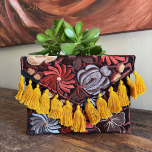 Pochette con ricami in filo di seta con tracolla rimovibile